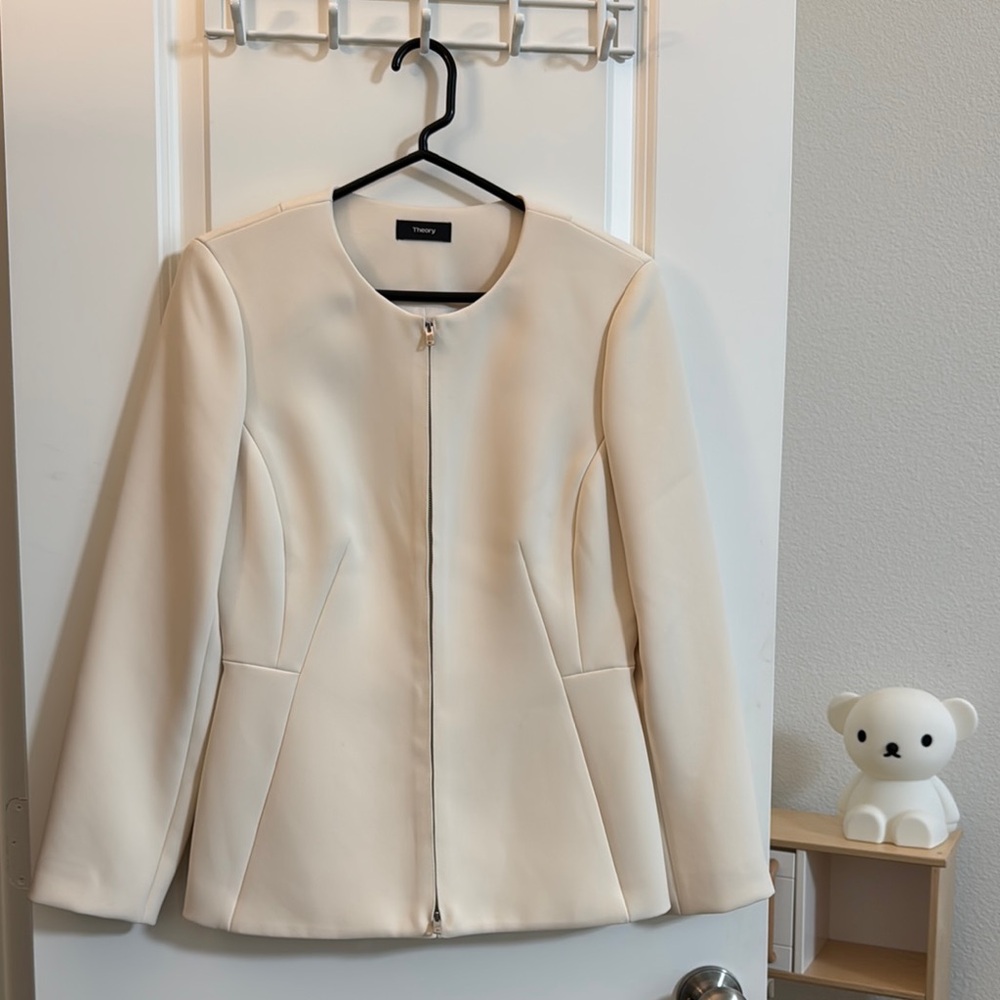 Never worn/ Theory Cream Blazer classic minimalistic design